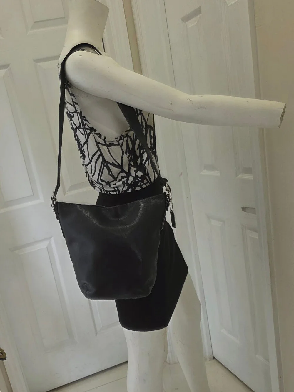 Like New!Vintage Coach bucket soft black leather Shoulder bag